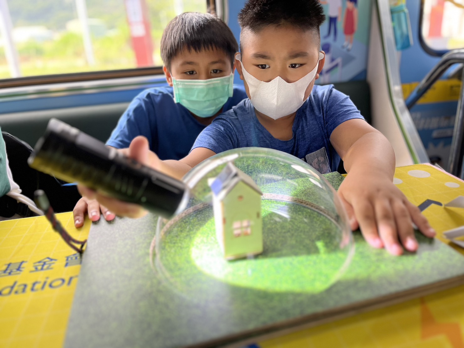 恒峰G22參與基礎科學主題車廂，以STEAM教學精神，設計「逐日科學家」、「太陽能工程師」以及「淨零建築師」三大能源科普課程和實驗